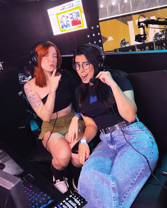Steph e uma amiga na cabine de transmissão, de headset