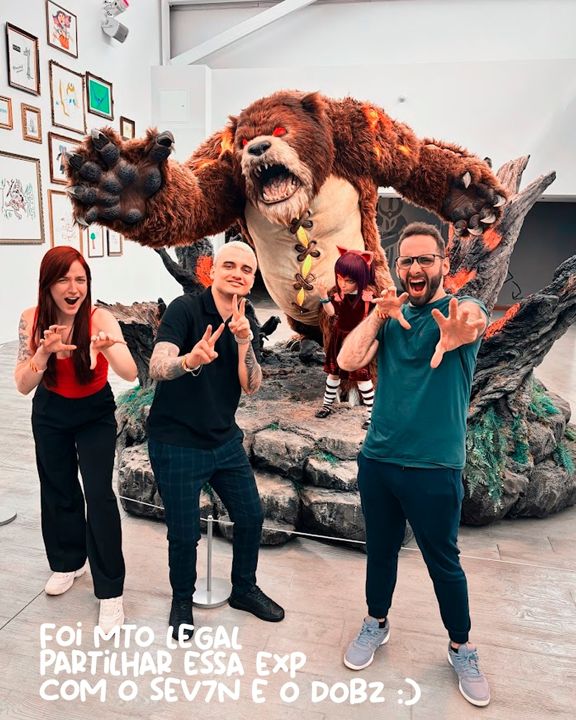 Steph com Sev7n e Dobz em frente a uma estátua do Tibbers