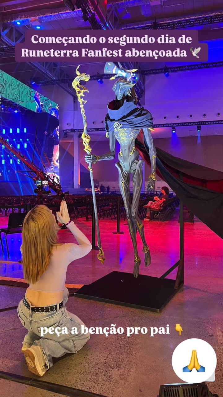Story da Steph ajoelhada pedindo a bênção pra uma estátua